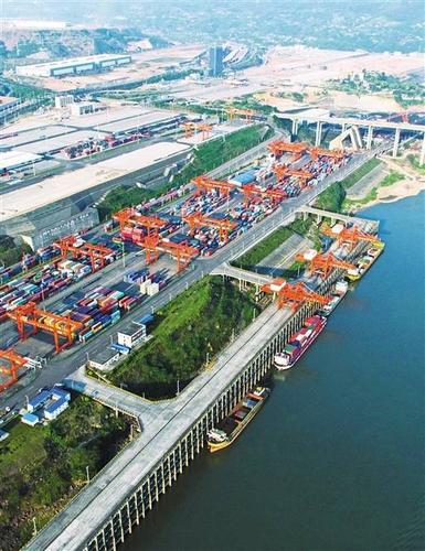 图为重庆果园港,中欧国际货运大通道与长江黄金水道实现"无缝连接".